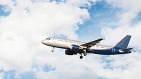 VIDEO Un avion plin cu pasageri, în flăcări pe aeroport.  Motorul drept al aeronavei a luat foc